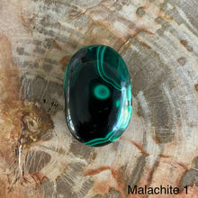 Load image into Gallery viewer, Malachite Palm stone